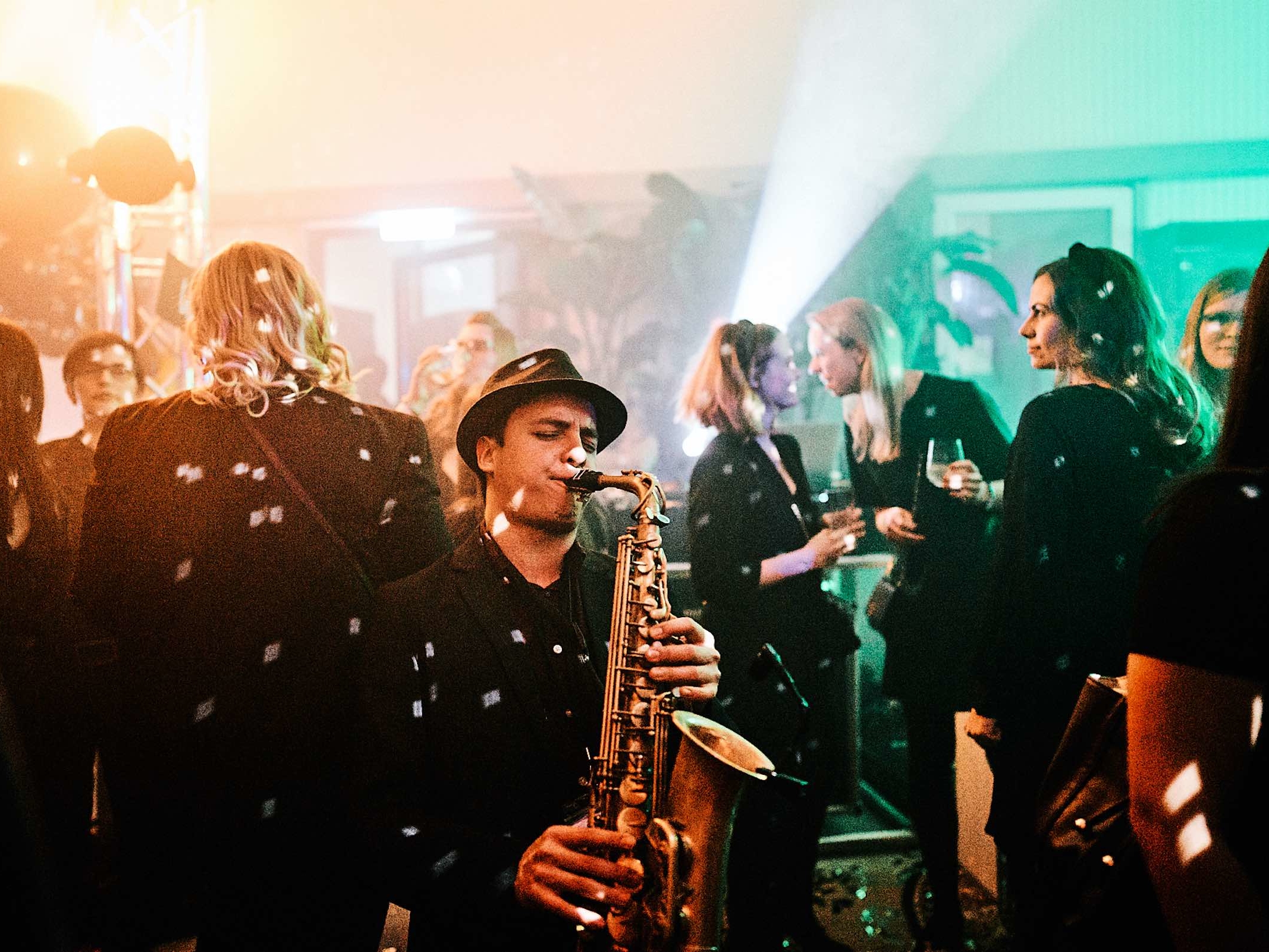 Saxophonist | DJ | Plus | Hannover | Livemusik | Liveband | Musiker | Künstler | Partyband | Jazzband | Discomusik | Swingband | Loungeband | Popband | Saxophon | Combo | Hochzeit | Messe | Firmenfeier | Charity | Gala | Party | Buchen